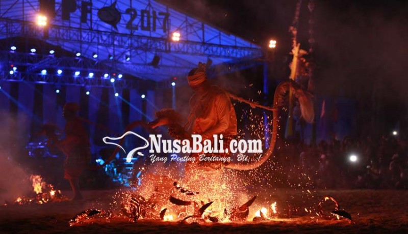 www.nusabali.com-dalam-kondisi-trance-penari-injak-injak-bara-api-tanpa-terluka