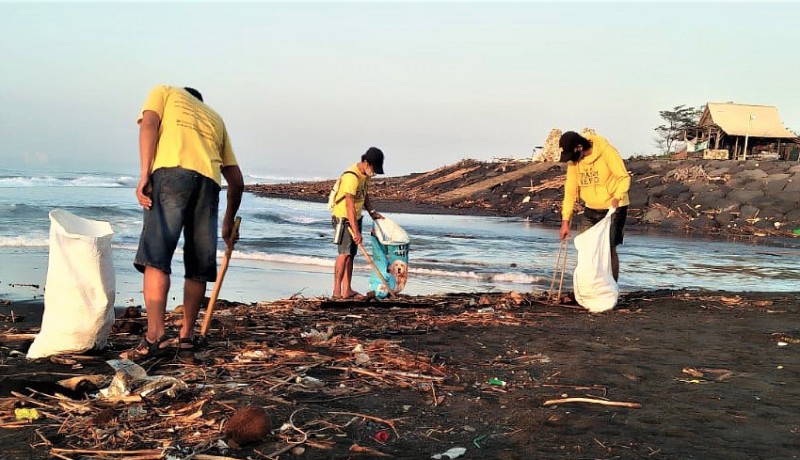 www.nusabali.com-trash-hero-beraksi-di-pantai-gumicik-ketewel