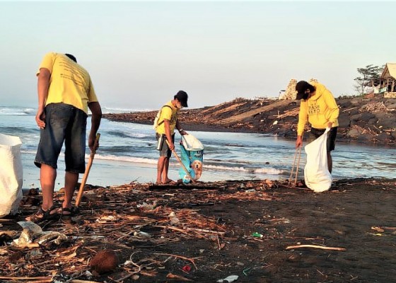 Nusabali.com - trash-hero-beraksi-di-pantai-gumicik-ketewel