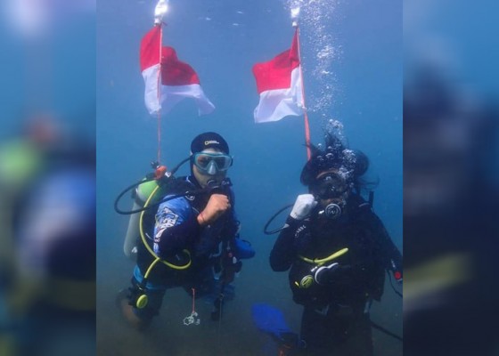 Nusabali.com - penyelam-kibarkan-merah-putih-di-bawah-laut-penimbangan