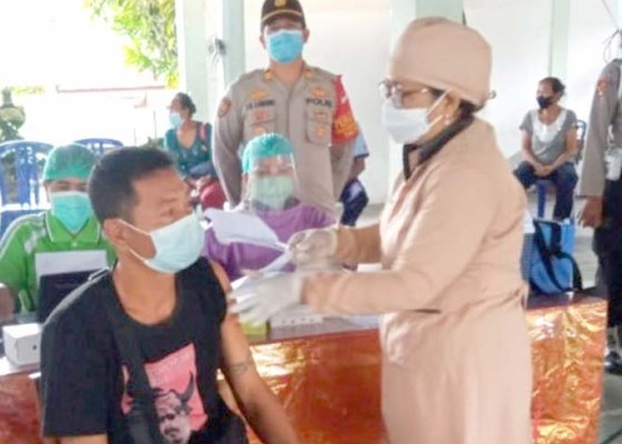 Nusabali.com - polisi-amankan-vaksinasi-massal-tahap-ii-untuk-180-warga-selbar