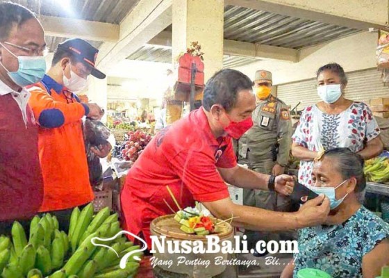 Nusabali.com - bupati-gede-dana-bagikan-10000-masker