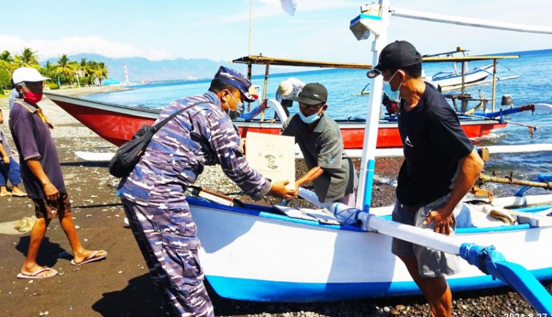 www.nusabali.com-pos-tni-al-celukan-bawang-bagikan-sembako-kepada-nelayan