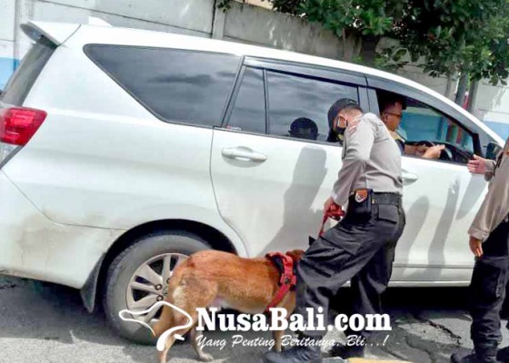 Nusabali.com - anjing-pelacak-periksa-barang-bawaan-penumpang