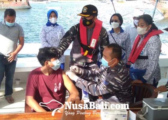 Nusabali.com - abk-sandar-di-perairan-serangan-jalani-vaksinasi-covid-19-di-atas-kapal