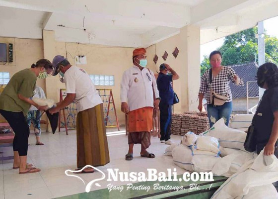 Nusabali.com - yayasan-bagikan-paket-sembako-di-desa-purwakerti