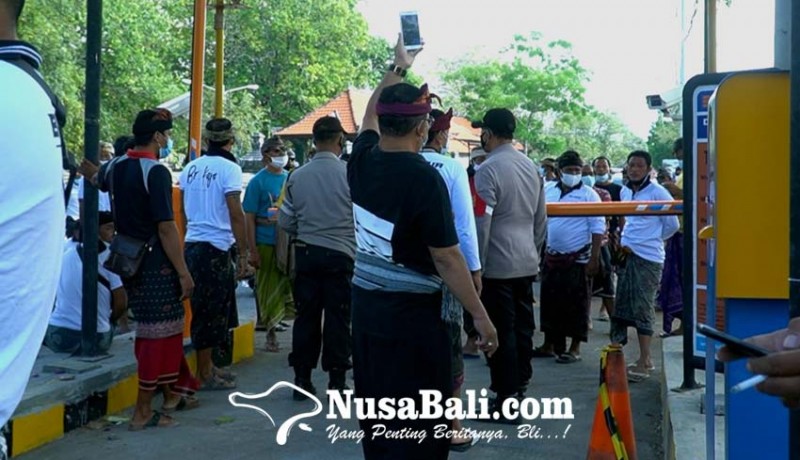 www.nusabali.com-akses-masuk-diportal-berbayar-warga-pulau-serangan-unjuk-rasa