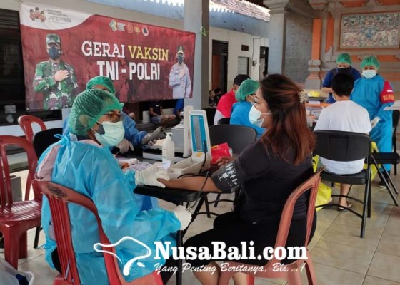 Nusabali.com - gerai-vaksin-tni-polri-target-semua-warga-klungkung-sudah-divaksin-di-akhir-tahun