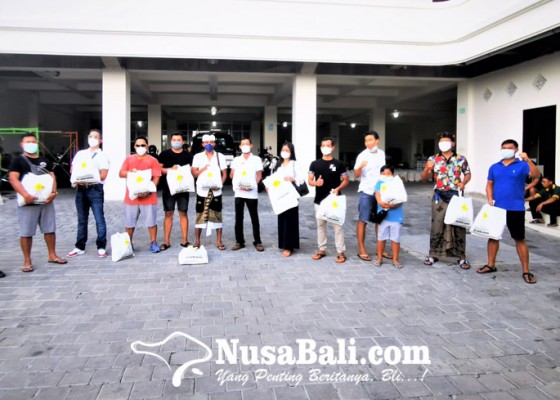 Nusabali.com - hipmi-badung-berbagi-paket-sembako-untuk-masyarakat-terdampak-pandemi