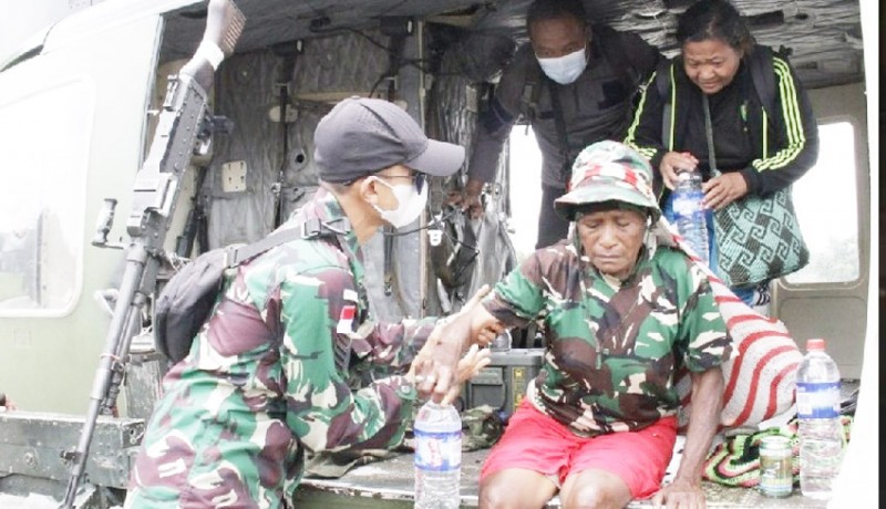 www.nusabali.com-indonesian-army-evacuates-civilians-from-kiwirok