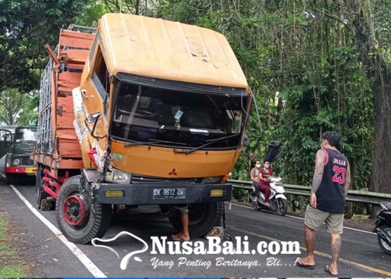 Nusabali.com - rem-blong-truk-fuso-tabrak-3-mobil