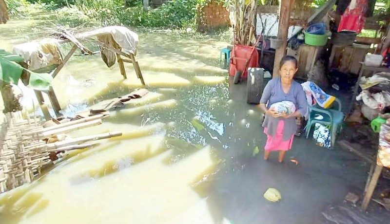 www.nusabali.com-banjir-sungai-terjang-6-rumah-warga