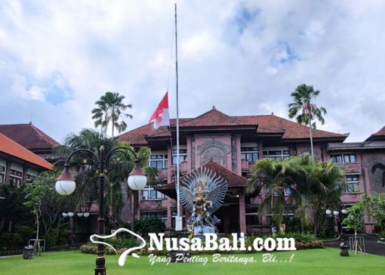 Nusabali.com - jembrana-kibarkan-bendera-setengah-tiang