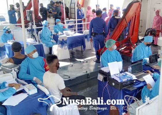 Nusabali.com - dit-polair-gelar-vaksinasi-covid-19-di-atas-kapal-patroli
