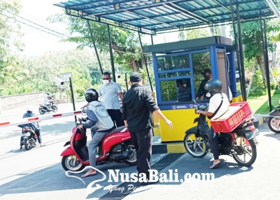 Nusabali.com - pasar-banyuasri-berlakukan-parkir-digital