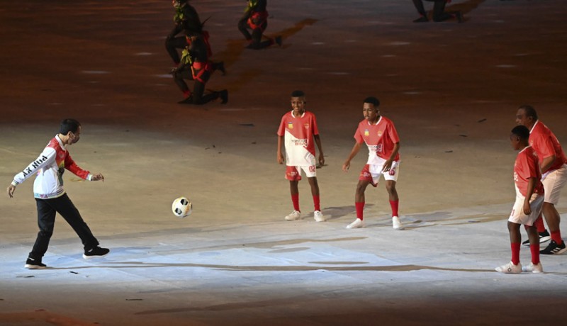 www.nusabali.com-president-jokowi-plays-football-with-papuan-children-at-pon-opening-ceremony