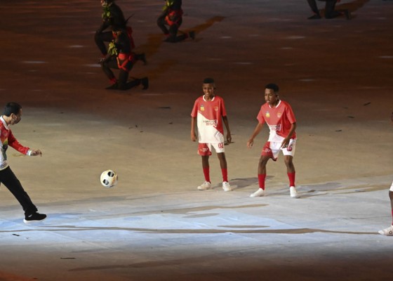 Nusabali.com - president-jokowi-plays-football-with-papuan-children-at-pon-opening-ceremony