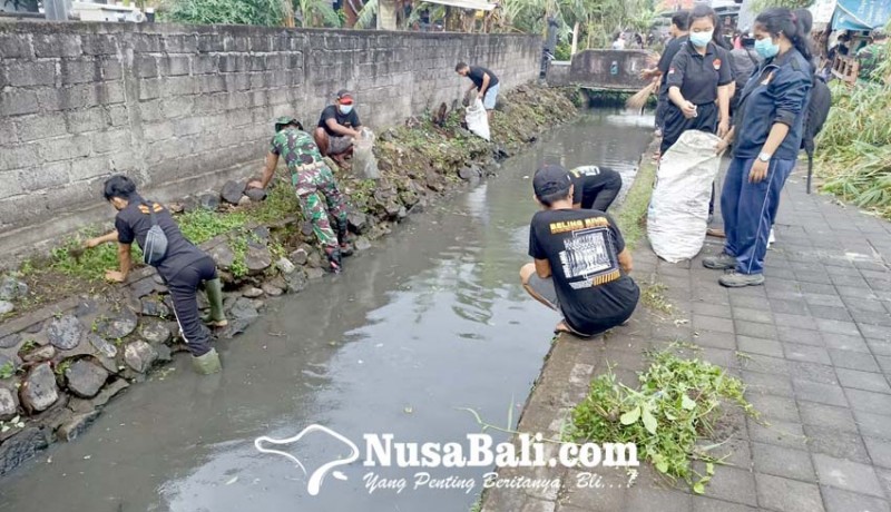 www.nusabali.com-kodim-dan-komunitas-peduli-sungai-gelar-aksi-bersih-bersih
