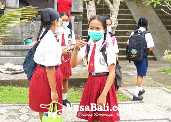 Nusabali.com - siswa-smp-di-karangasem-masih-pakai-seragam-sd