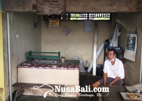 Nusabali.com - jasa-sol-ini-bertahan-mengais-rezeki-di-puing-pasar-umum-blahbatuh