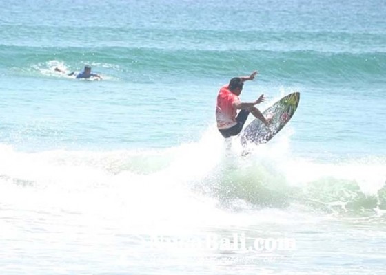 Nusabali.com - halfway-kuta-boardriders-wadahi-potensi-surfer-kuta