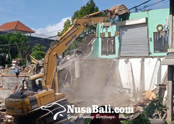 Nusabali.com - excavator-ratakan-16-bangunan-di-desa-adat-pakudui
