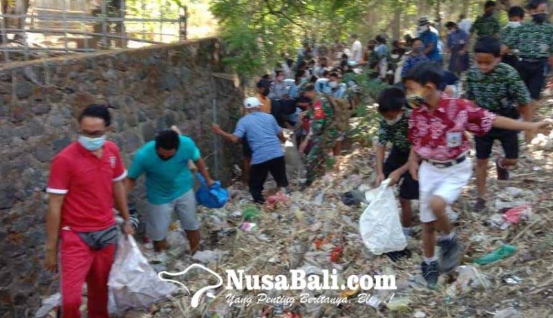 www.nusabali.com-perbekel-tianyar-bersama-yayasan-bersihkan-sampah-plastik