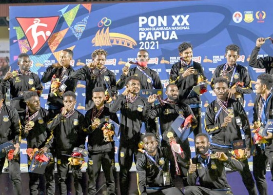 Nusabali.com - papua-raih-medali-emas-sepakbola-putra-pon-xx