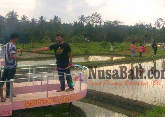 Nusabali.com - wisata-gembok-cinta-makin-ramai