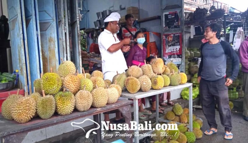 www.nusabali.com-panen-durian-berjejer-di-jalan-tampaksiring