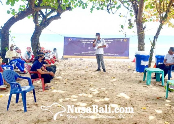 Nusabali.com - kemenparekraf-dampingi-penanganan-sampah-plastik-di-pantai-kuta