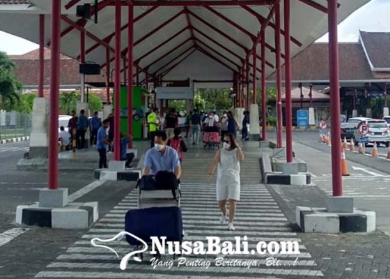 Nusabali.com - efek-wajib-pcr-di-bandara-ngurah-rai-penumpang-turun-9