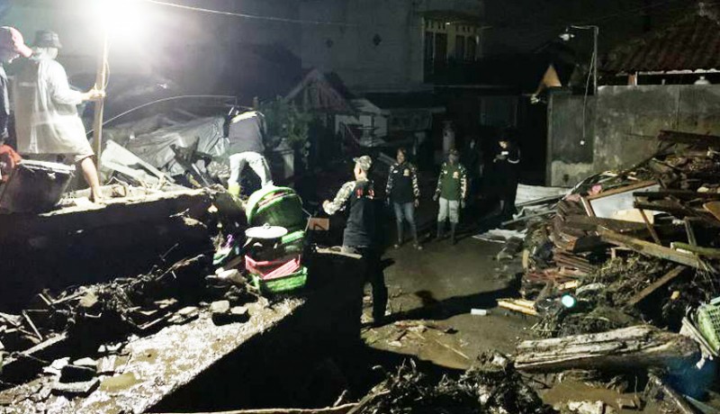 www.nusabali.com-15-orang-dilaporkan-hanyut-terseret-banjir-bandang-di-kota-batu