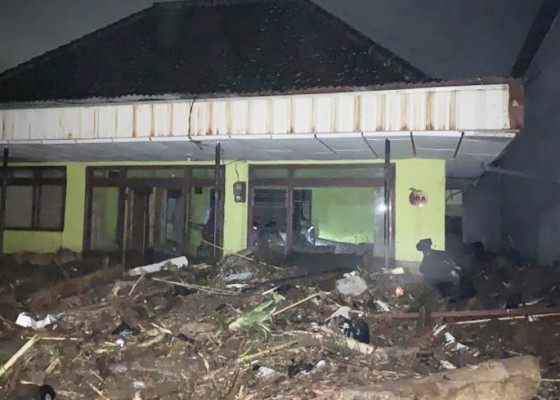 Nusabali.com - bpbd-kota-batu-1-korban-tewas-akibat-banjir-bandang