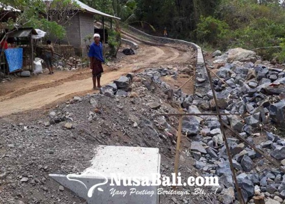 Nusabali.com - proyek-peningkatan-jalan-diduga-serobot-lahan