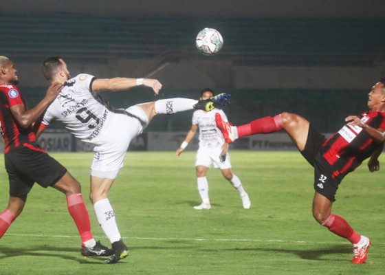 Nusabali.com - gol-injury-time-bawa-bali-united-tundukkan-persipura-1-0