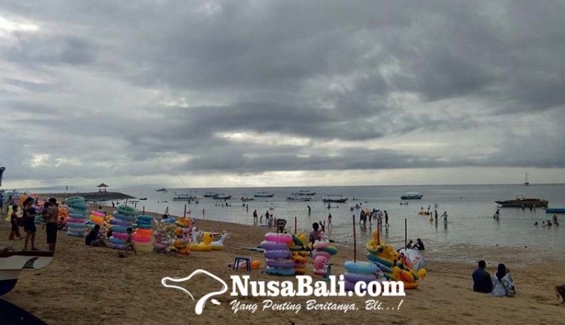 www.nusabali.com-umanis-galungan-pantai-mertasari-dipadati-pengunjung