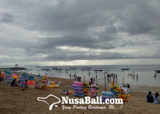 Nusabali.com - umanis-galungan-pantai-mertasari-dipadati-pengunjung
