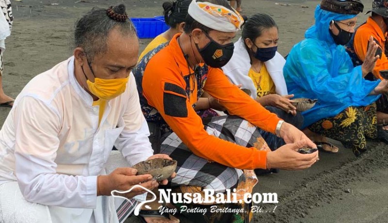 www.nusabali.com-baksos-di-pantai-pering-polairud-polres-gianyar-gandeng-trash-hero-indonesia