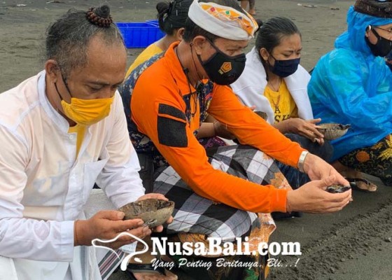 Nusabali.com - baksos-di-pantai-pering-polairud-polres-gianyar-gandeng-trash-hero-indonesia