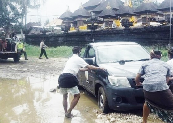 Nusabali.com - curah-hujan-tinggi-mobil-terjebak-genangan-di-blahbatuh