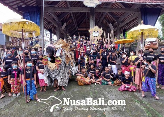 Nusabali.com - anak-ngelawang-sambil-pungut-sampah-plastik