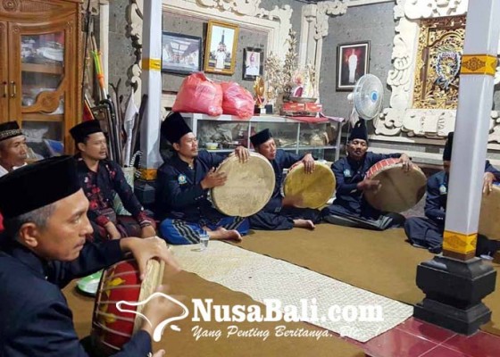Nusabali.com - musik-rebana-burdah-iringi-doa-jelang-pelebon-ida-pedanda-karang