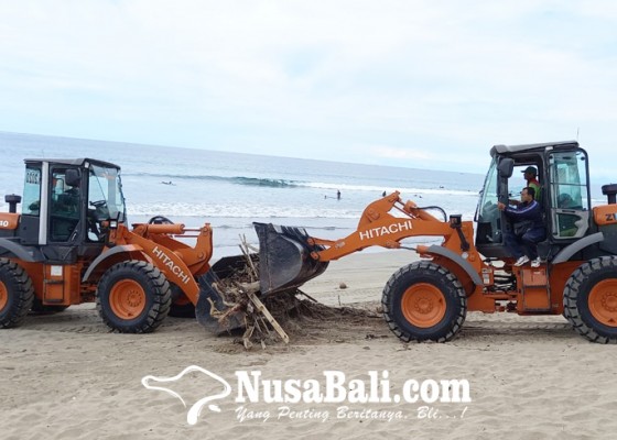 Nusabali.com - angin-baratan-di-akhir-tahun-pantai-kuta-dapat-kiriman-sampah