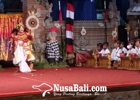 Nusabali.com - komunitas-seni-semeton-kerauhan-pentaskan-tari-topeng-massal-brahma-wada