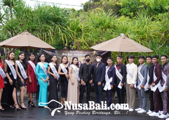 Nusabali.com - 18-finalis-mendapat-penyematan-selempang-pro-bali-ambassador-2022