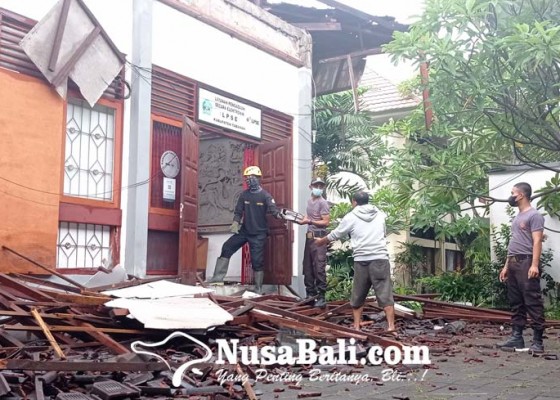 Nusabali.com - gedung-lpse-tabanan-ambruk-saat-hujan-seluruh-berkas-dievakuasi-ke-kantor-bupati