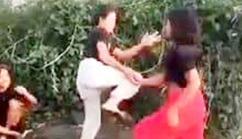 www.nusabali.com-viral-video-perkelahian-dua-gadis-abg-di-pantai