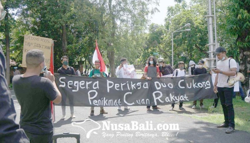 www.nusabali.com-liga-mahasiswa-nasional-demo-penikmat-cuan-rakyat-di-dprd-bali
