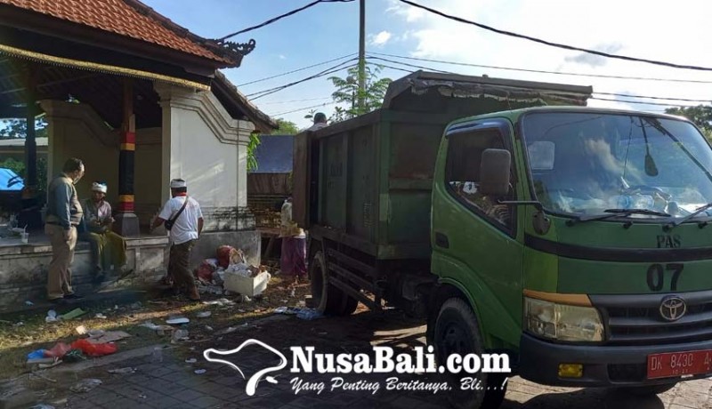www.nusabali.com-dlhk-kota-denpasar-bersihkan-sampah-berserakan-di-area-pura-sakenan